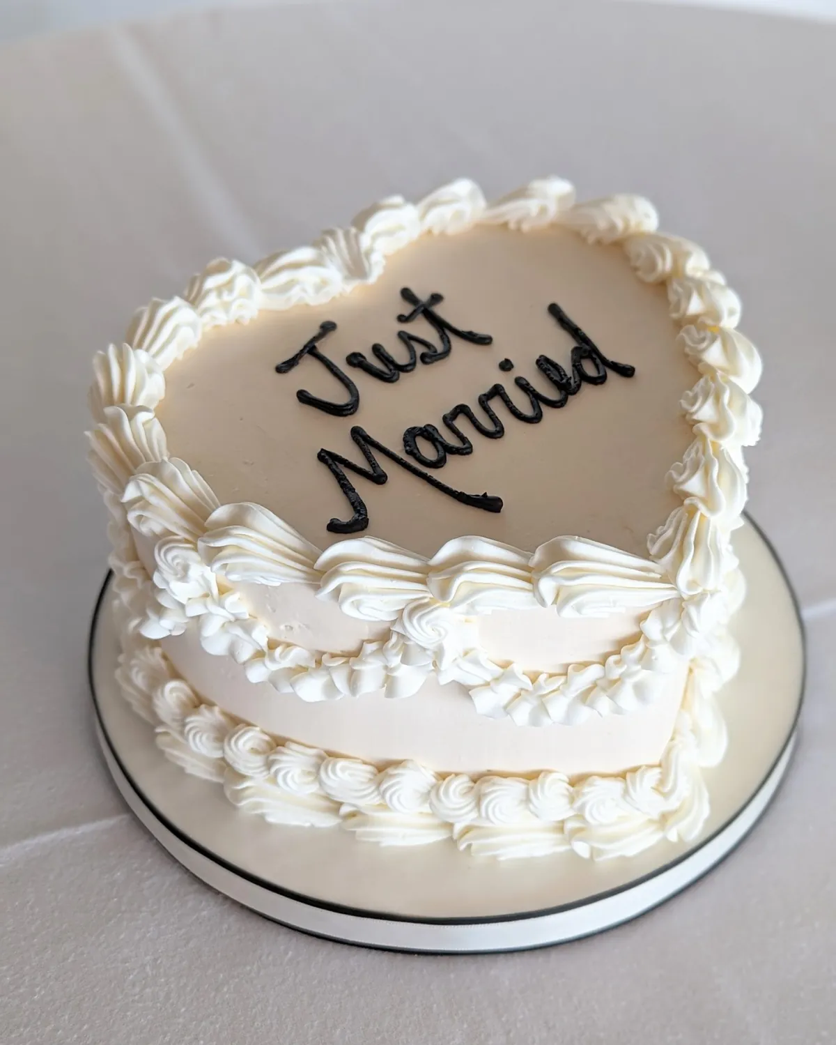 Heart-shaped piped cake lettered Just Married